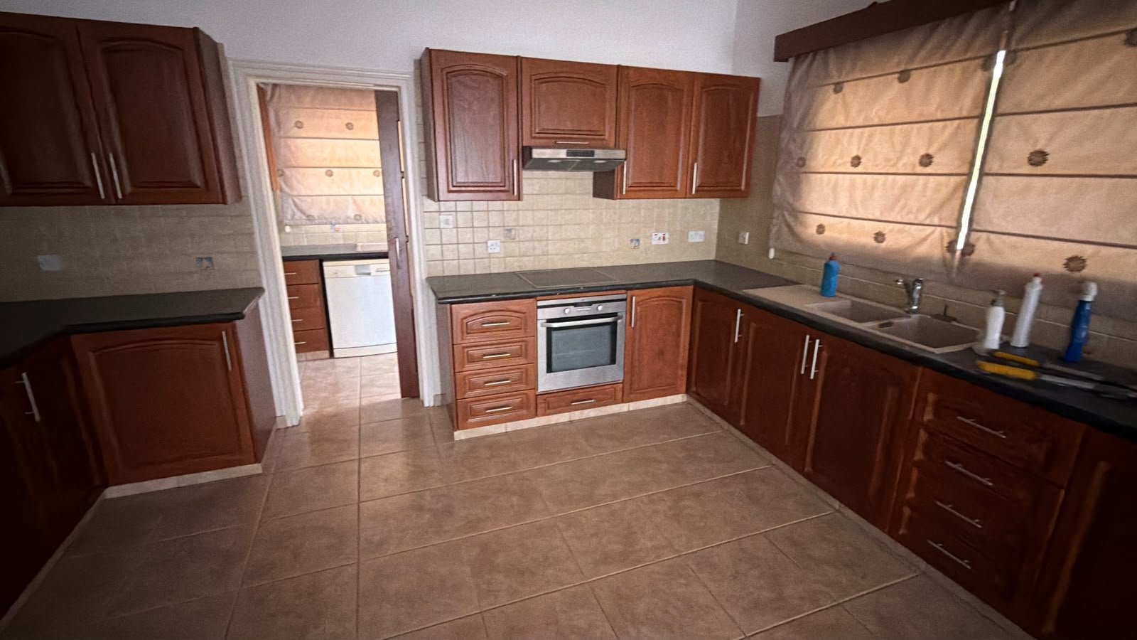 6 bedroom villa 180 m² in Paphos Municipality, Cyprus