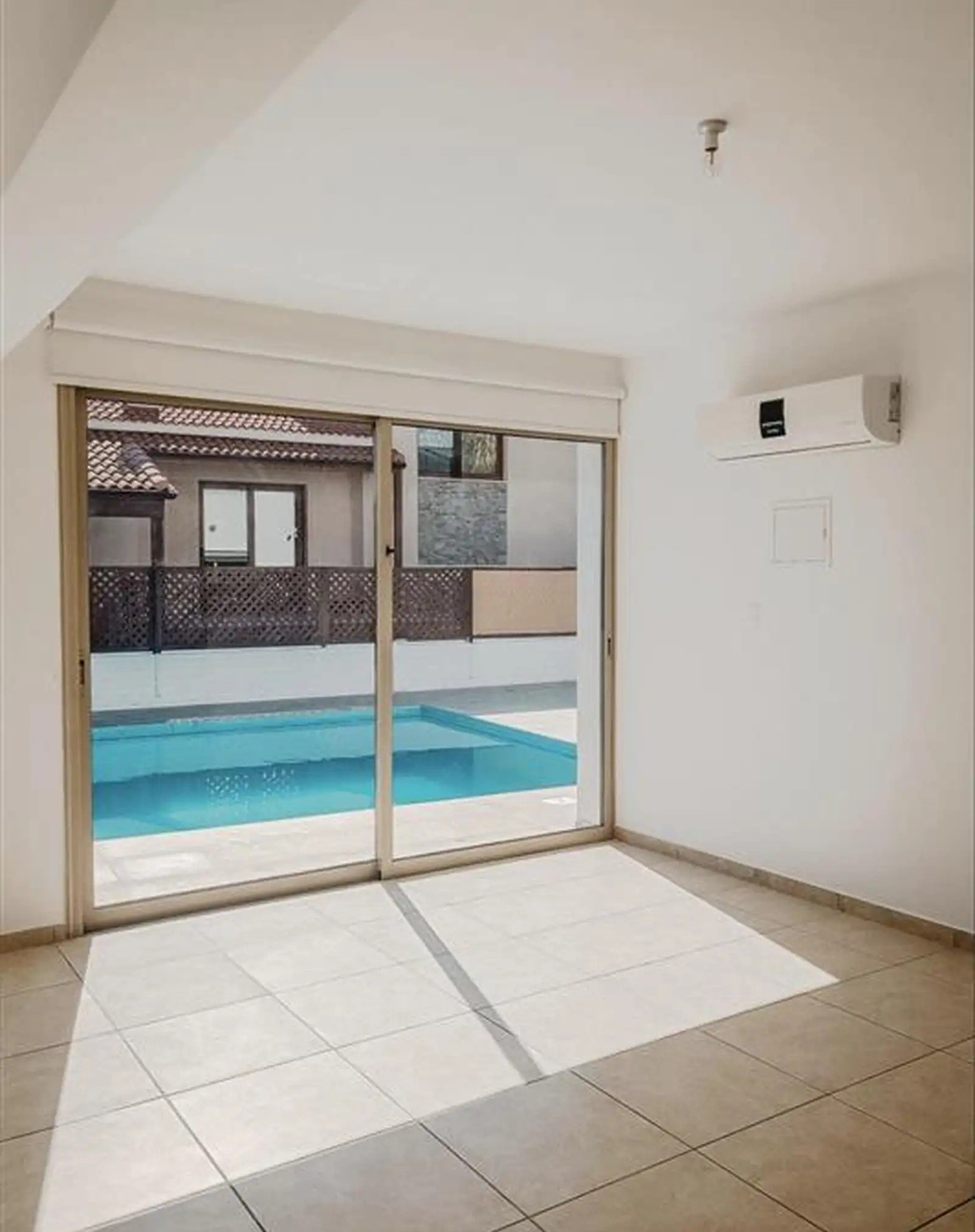 Villa 6 habitaciones  en Demos Agiou Athanasiou, Chipre